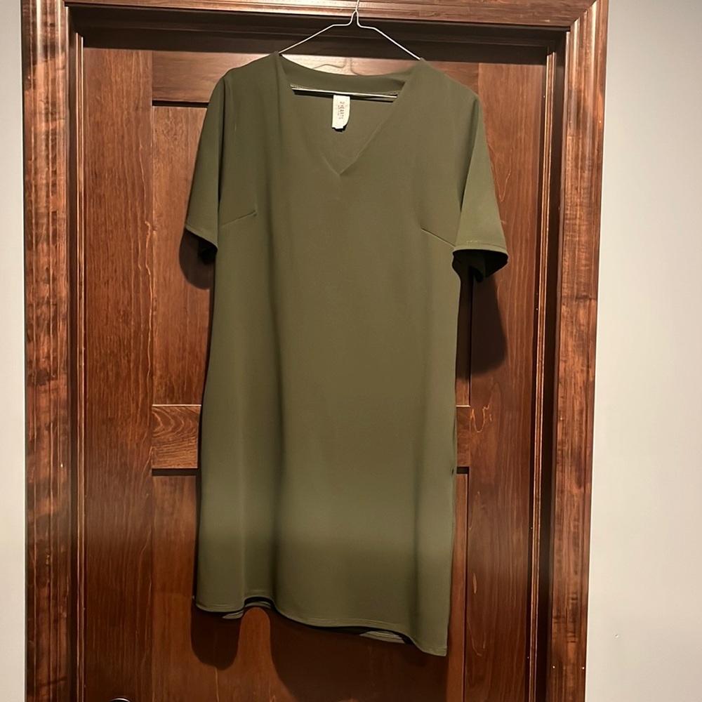 2Hearts Green short sleeve v-neck dress